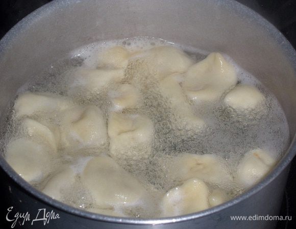 Закладываем пельмени в кипящую подсоленную воду и варим после всплытия 3 — 5 минут.