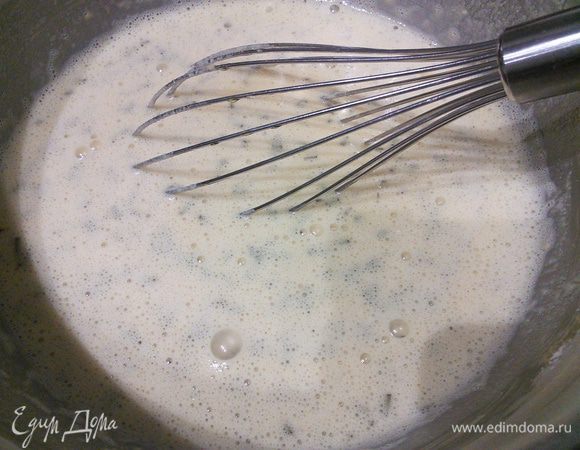 Смешать в миске муку с остальными сухими ингредиентами. Добавить воду комнатной температуры и 2 ст. л. оливкового масла. Размешать венчиком. Получается жидкое тесто, которое нужно накрыть полотенечком и оставить на 30 мин на отдых. 