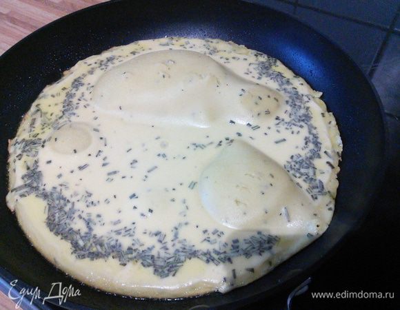 Важно! Понадобится сковородка или другая ёмкость, в которой можно жарить лепешку на плите, а затем поставить в духовку. Итак: разогреть духовку до 220°С. В сковороде разогреть 1 ст. л. масла и влить половину теста. Жарить на плите 3 минуты, затем отправить в духовку и допекать 20 мин до золотистой корочки. Все. 