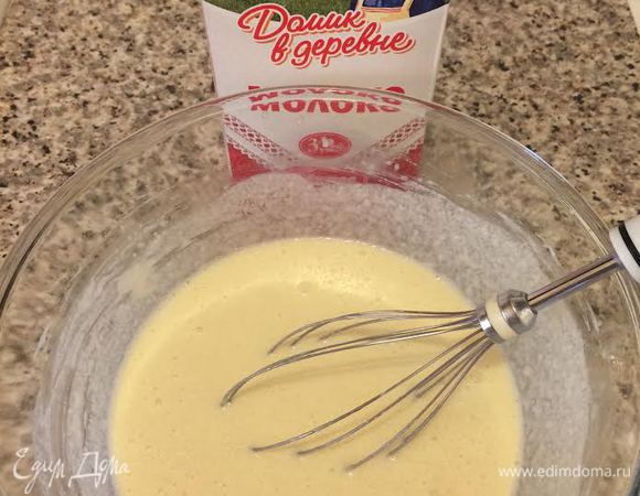 Муку просеять. Добавить в тесто соль и муку, перемешать венчиком. Затем добавить растопленное сливочное масло, цедру и еще раз хорошо перемешать.