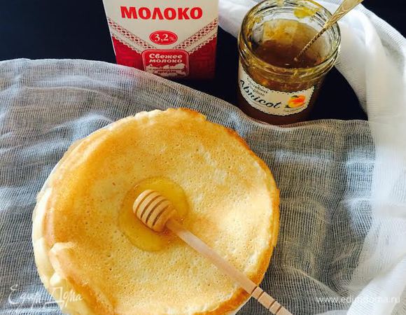 Сложить стопкой на теплую тарелку.