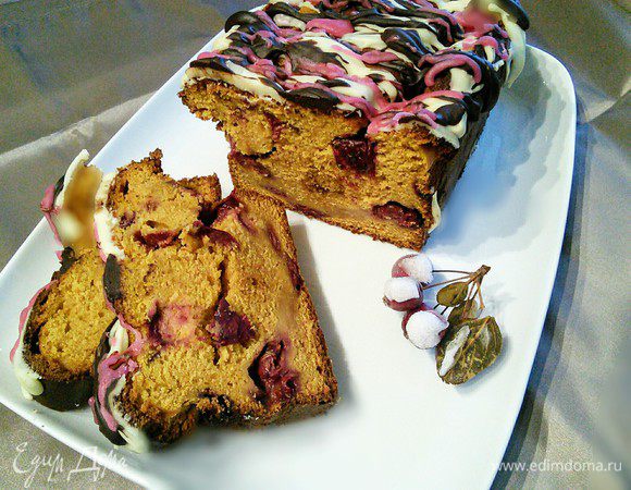 Оставить на 15 минут в форме, затем достать и охладить на решетке. Украсить по желанию. Я полила разной глазурью.  