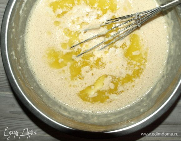 Масло растопить. Остудить, чтобы не было горячим. Добавить к остальным ингредиентам. Взбить