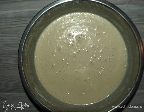 Миску с тестом закрыть пищевой пленкой и оставить на 15 — 20 минут отдохнуть.