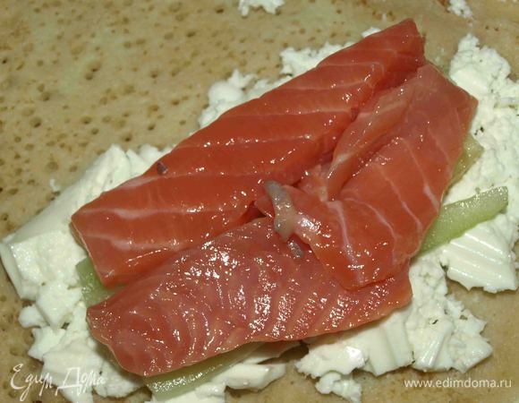 Блин намазать деревенским сыром «Домик в деревне». Сверху кладем полоски огурца, форели. 