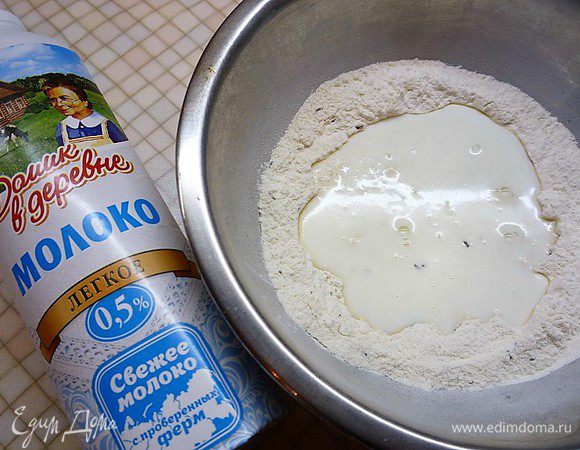 Вливаем молоко, затем пиво и все хорошо перемешиваем.