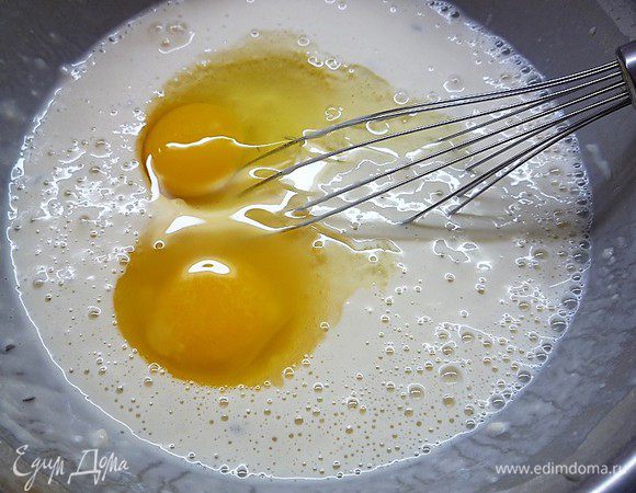 Добавляем яйца, перемешиваем и оставляем на 30 минут, накрыв полотенцем.