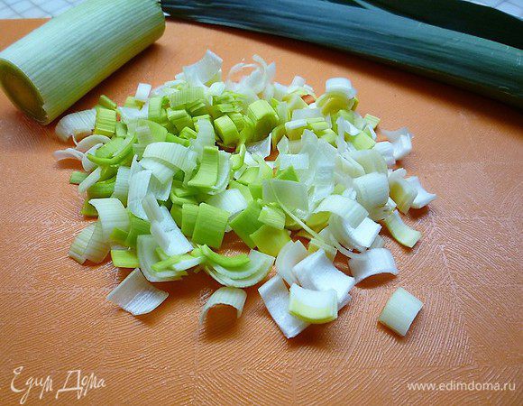 Для начинки: стебель лука-порея моем, разрезаем вдоль пополам, очищаем и нарезаем небольшими кусочками.