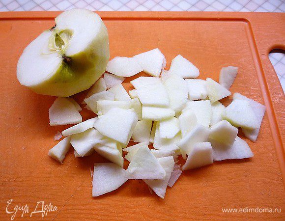 Яблоки моем, разрезаем на четыре части, удаляем сердцевину и нарезаем тонкими дольками.
