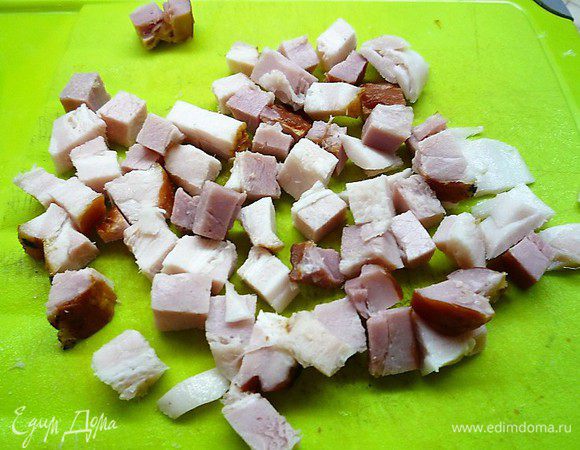 Бекон нарезаем небольшими кубиками.