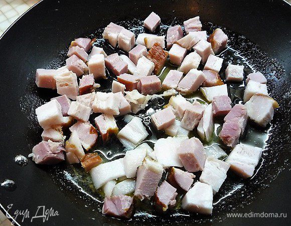 Раскаляем на сковороде сливочное масло и обжариваем в нем бекон до золотистого цвета. Зачерпнем 2 ст. ложки масла со сковороды и добавим его в тесто для блинчиков.