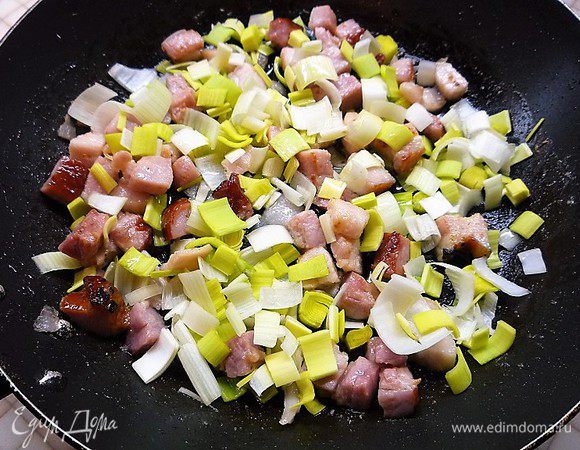 Добавляем к бекону лук-порей и жарим, помешивая, примерно 3 минуты.