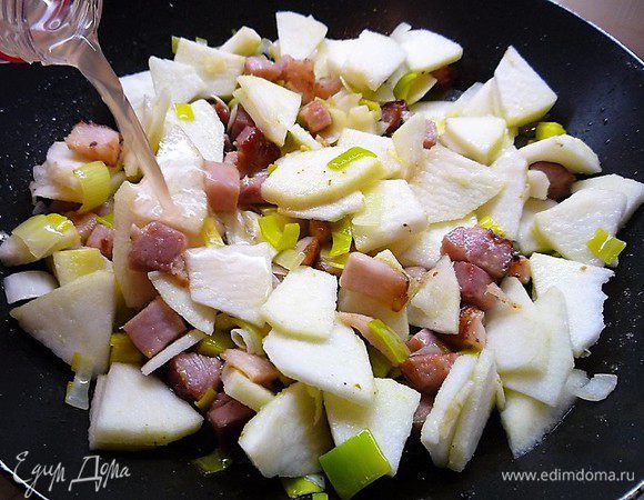 В сковороду добавляем яблоки, вливаем сидр.