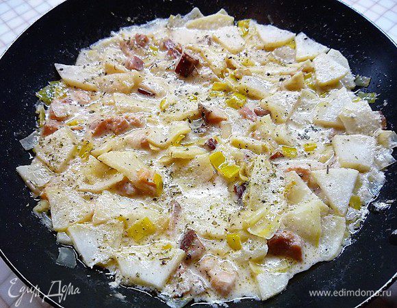 Добавляем сметану, солим, перчим, все хорошо перемешиваем и тушим под крышкой в течении 5 минут.