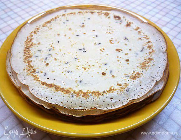 На сковороде раскаляем немножко оливкового масла и выпекаем тонкие блинчики.