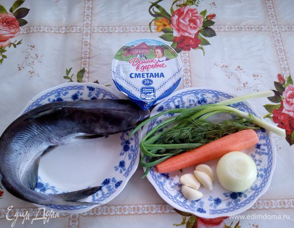 Подготавливаем продукты. Рыбу чистим и хорошо промываем водой. Рис отвариваем до полуготовности.