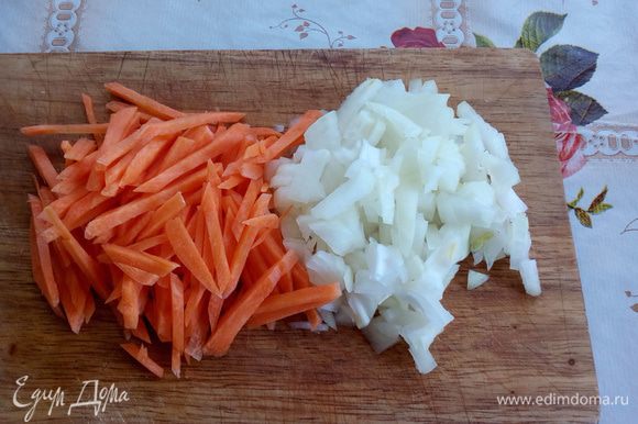 Нарезаем лук и морковь.
