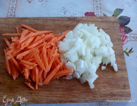 Нарезаем лук и морковь.