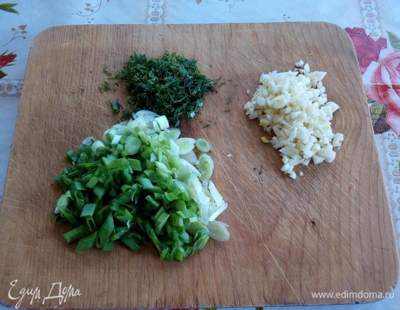 Мелко нарезаем чеснок и зелень.