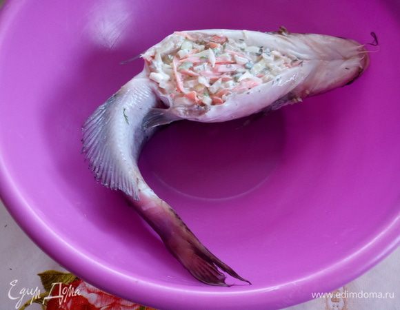 В брюшко рыбы укладываем приготовленную начинку (2 ст. л. начинки отложить).