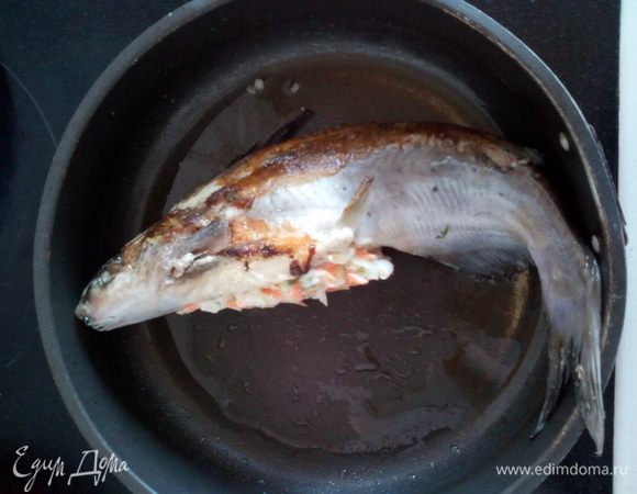 Фаршированную рыбу с 2-х сторон обжарить на смазанной маслом сковороде (2 — 3 минуты с каждой стороны).