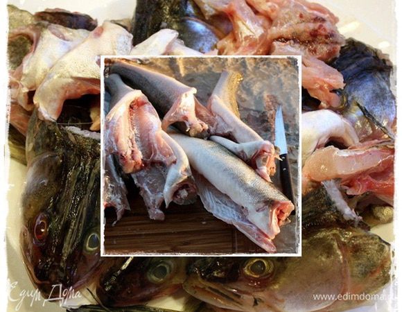 Первое, что делаем, чистим рыбу. 
А потом удалил все плавники и хвосты отрезал. Кстати, в следующий раз начну именно с того, что обрежу, а то пока чистил, пальцы исколол. Колючая рыбка.
Помыть, конечно, надо. Чтобы ничего не мешало.
Выпотрошить, не забыв удалить всякие там пленочки и остальное. 
И снова хорошо промываем рыбок. 
Рыбки наши жили в экологически чистом, вроде как, пруду, но жабры, я все же решил удалить. 
Отрезаем головы.
И все это — головы, плавники, хвосты сложим в отдельную миску. И отставим до поры. А тушки отдельно.