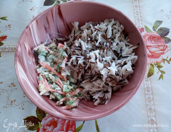 В чашку выкладываем отваренный до полуготовности рис и отложенную овощную начинку. Перемешиваем.