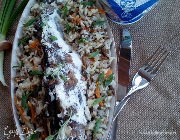 Подаем рыбу с рисом и овощами, добавив свежей зелени.