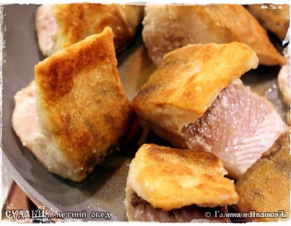 И такие кусочки упругие, так пружинисто раскрылись, и порозовело мяско, аромат стал распространяться совершенно чумовой!