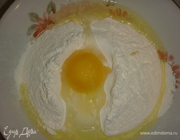 Добавить яйцо и белок, перемешать вилкой. Влить холодную воду.