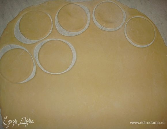 Тесто тонко раскатать и вырезать стаканом кружки.