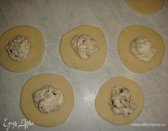 На каждый кружочек выложить по 1 чайной ложке начинки.