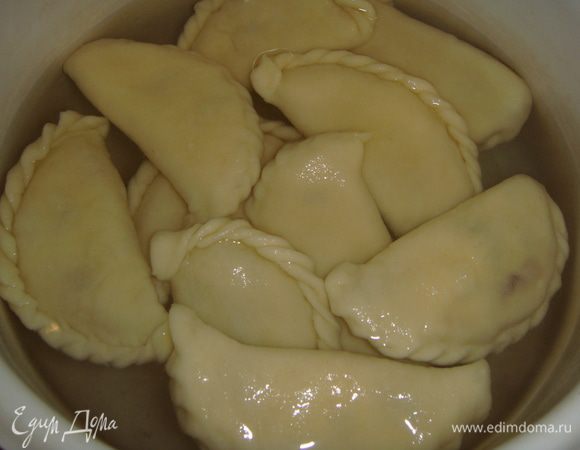 Вскипятить в кастрюле воду, подсолить ее и отварить вареники до готовности (варить где-то 3 — 5 минут после всплывания).