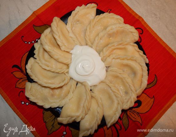 Подавать вареники со сметаной или просто со сливочным маслом. Приятного аппетита!