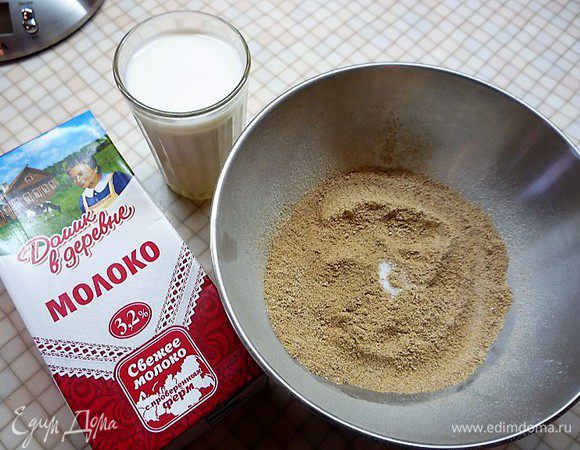 Для галет смешиваем оба вида муки, добавляем соль.