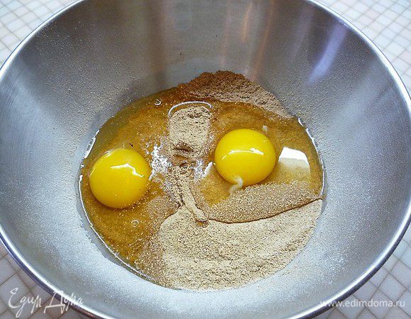 Добавляем яйца, вливаем молоко «Домик в деревне» и 3 ст. ложки воды, все хорошо перемешиваем венчиком или миксером. 