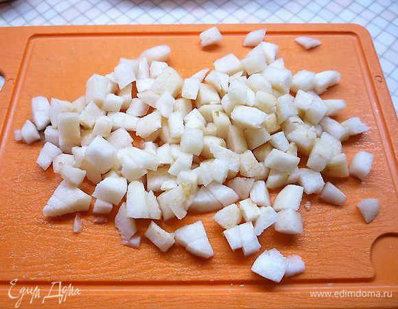 Груши для начинки очищаем, разрезаем на 4 части, удаляем сердцевину. Нарезаем мякоть груши маленькими кусочками.