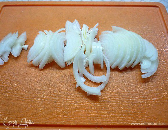 Лук очищаем и нарезаем тонкими полосками.