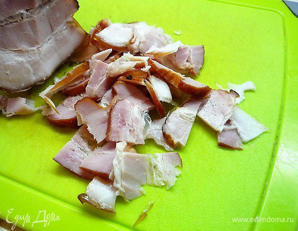 Бекон нарезаем тонкими ломтиками.