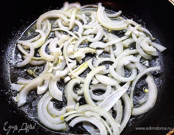 На сковороде растапливаем сливочное масло, припустим в нем лук, добавляем 1 ч. л. сахара, слегка обжариваем, вливаем 3 ст. ложки воды и тушим лук на среднем огне 3 минуты.