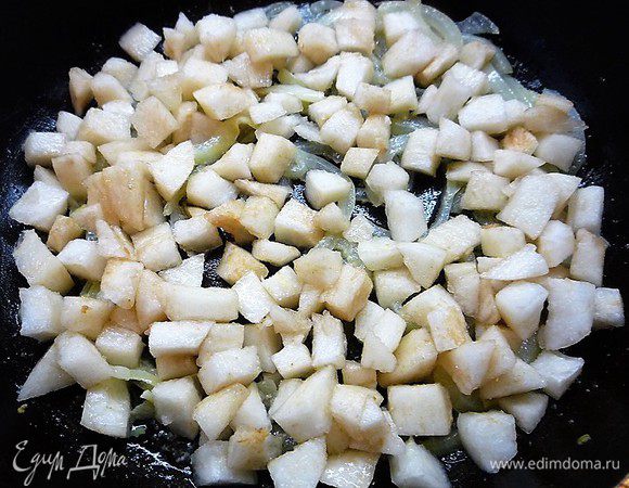 Выкладываем груши на сковороду, солим, перчим, сбрызгиваем лимонным соком, и томим под крышкой 3 — 5 минут. Груши должны стать мягкими, но при этом не разваливаться.