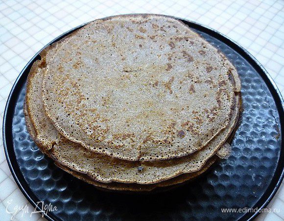 На сковороде растапливаем сливочное масло и на среднем огне выпекаем тонкие галеты. Готовые галеты держим в духовке, разогретой до 60°С.