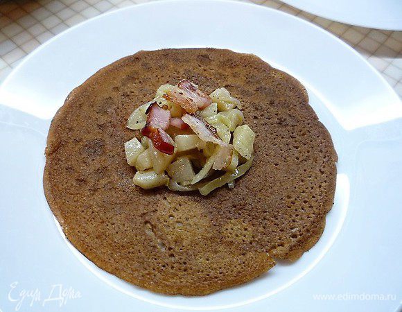 Не добавляя на сковороду масло, обжариваем до золотистого цвета бекон. По центру каждого блина выкладываем грушевую начинку, сверху кладем пару кусочков бекона.