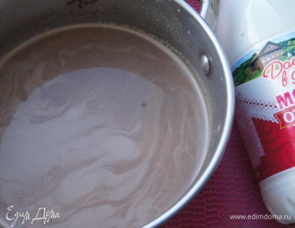 Молоко «Домик в деревне» отборное подогреть. Растворить в нем какао и кофе. Размешать и влить ликер.