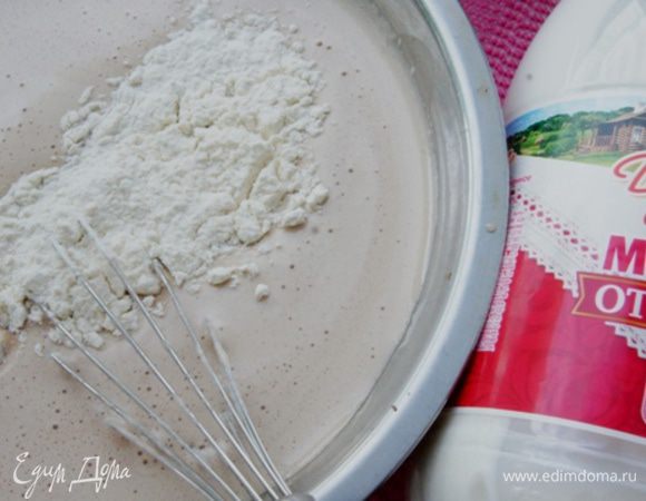 Всыпать муку, размешать венчиком, чтоб не было комочков. Тесто достаточно жидкое, но не спешите добавлять муку, все будет хорошо.