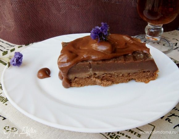 Нарезать торт на кусочки и полить глазурью.
На фото хорошо видны слои.
