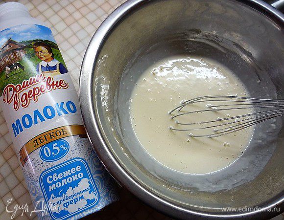 Для блинчиков: в чашку просеиваем муку, добавляем  щепотку соли, ванильный сахар, 250 мл молока и перемешиваем все венчиком или миксером.
