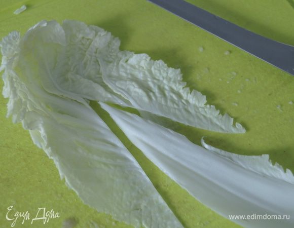 Пекинскую капусту разделить на листья и вырезать толстую их часть.