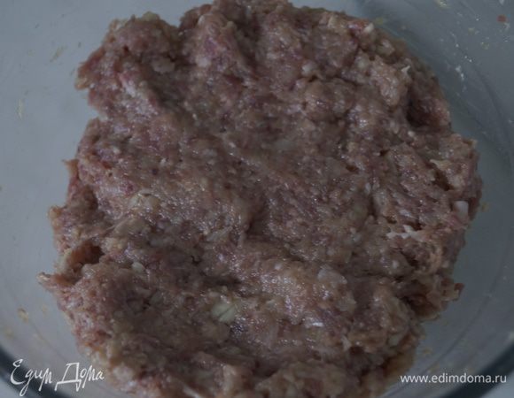 Фарш у меня из говядины и куриного филе. В прокрученную массу добавить измельченный лук, сахар, крахмал, соевый соус, водку, масло, чеснок, имбирь и приправить молотым черным перцем. Хорошо вымесить фарш до однородности.