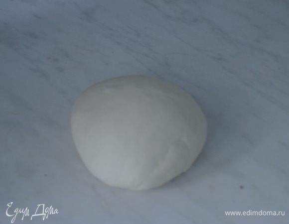 Для теста в воде растворить соль, муку смешать с крахмалом и небольшими порциями добавить в воду. Замесить мягкое и эластичное тесто.